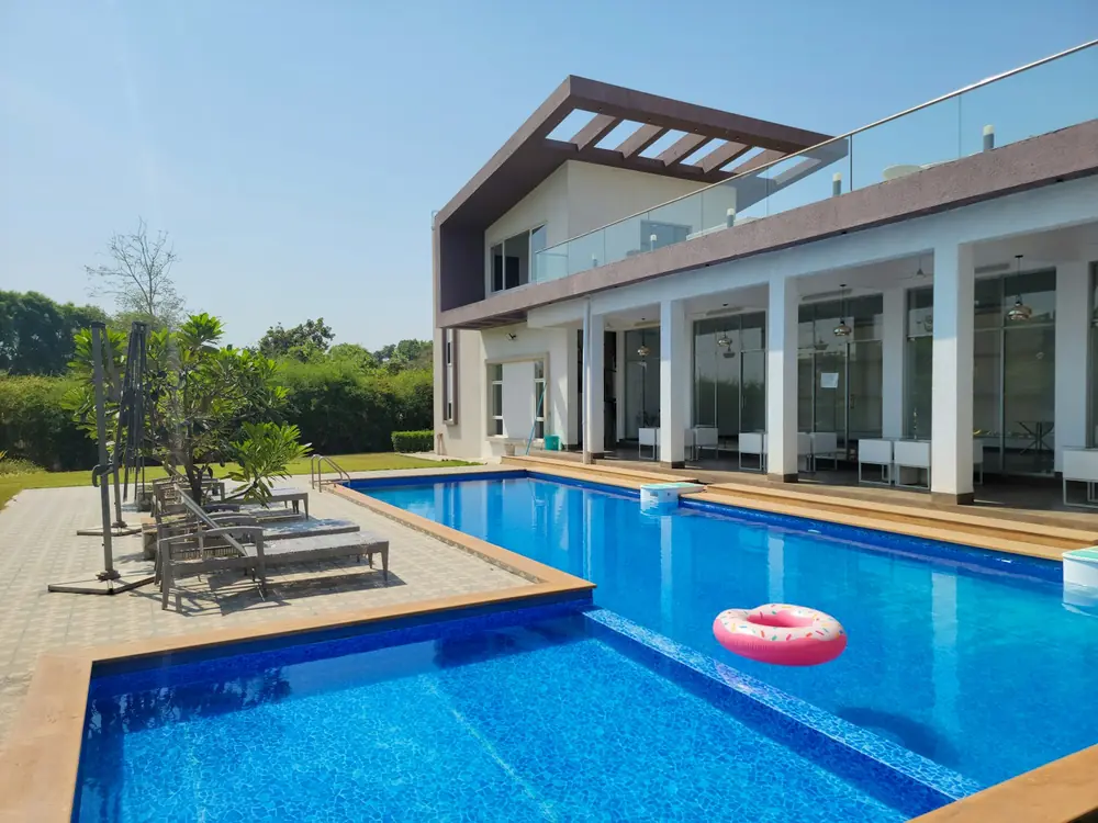 Pool with pale coping